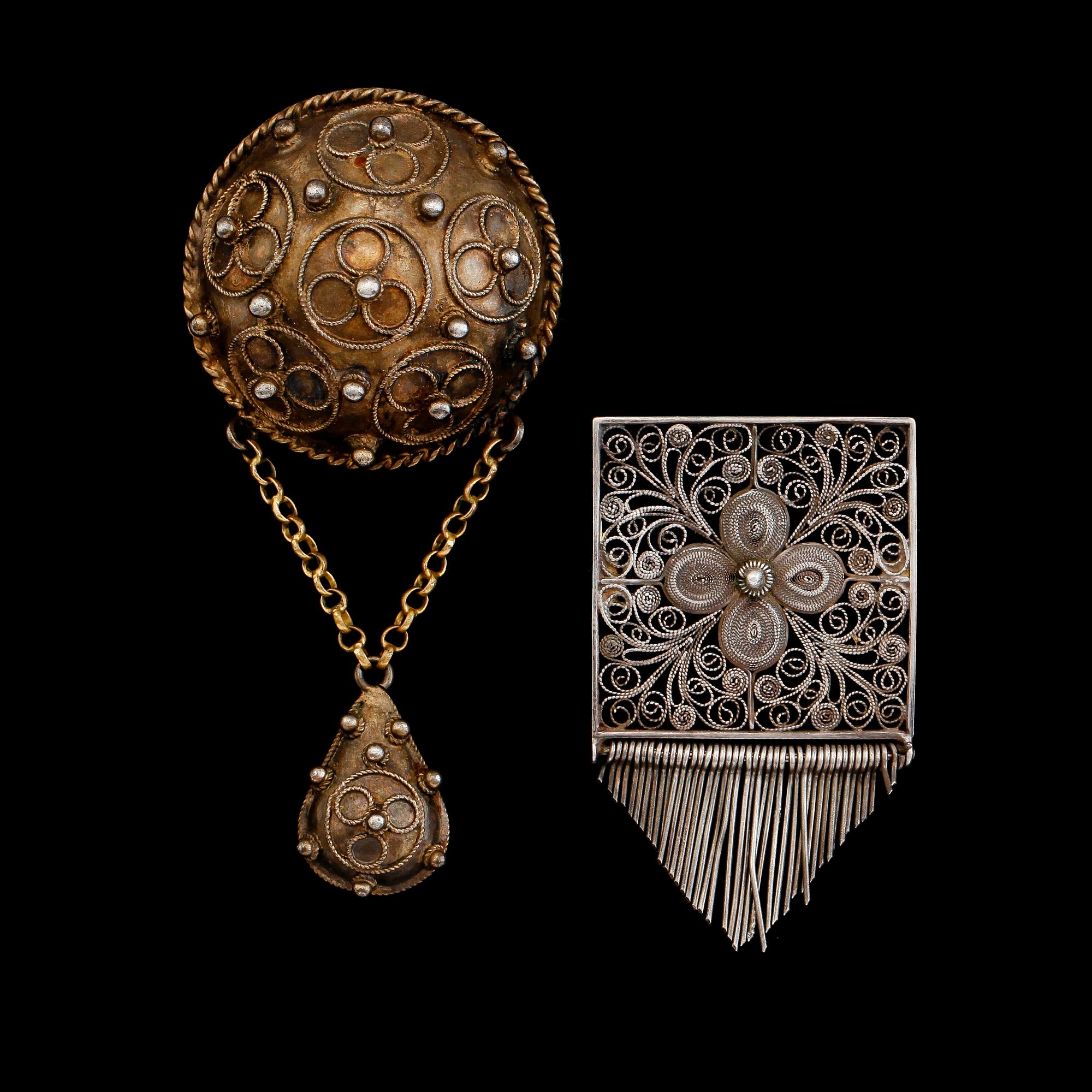 DRÄKTBROSCHER, 2 st, silver, 1900-talets första hälft.