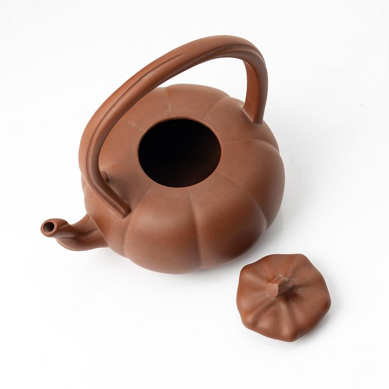 Zhang Honghua, A red yixing teapot, 1980s.