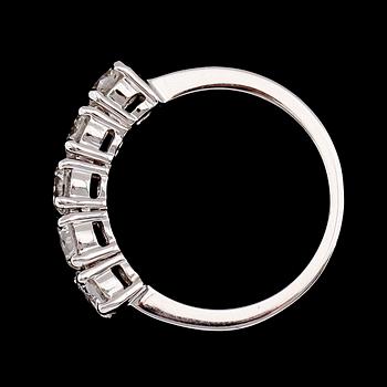RING, 18 k vitguld, 5 briljantslipade diamanter tot ca 1.66 ct.