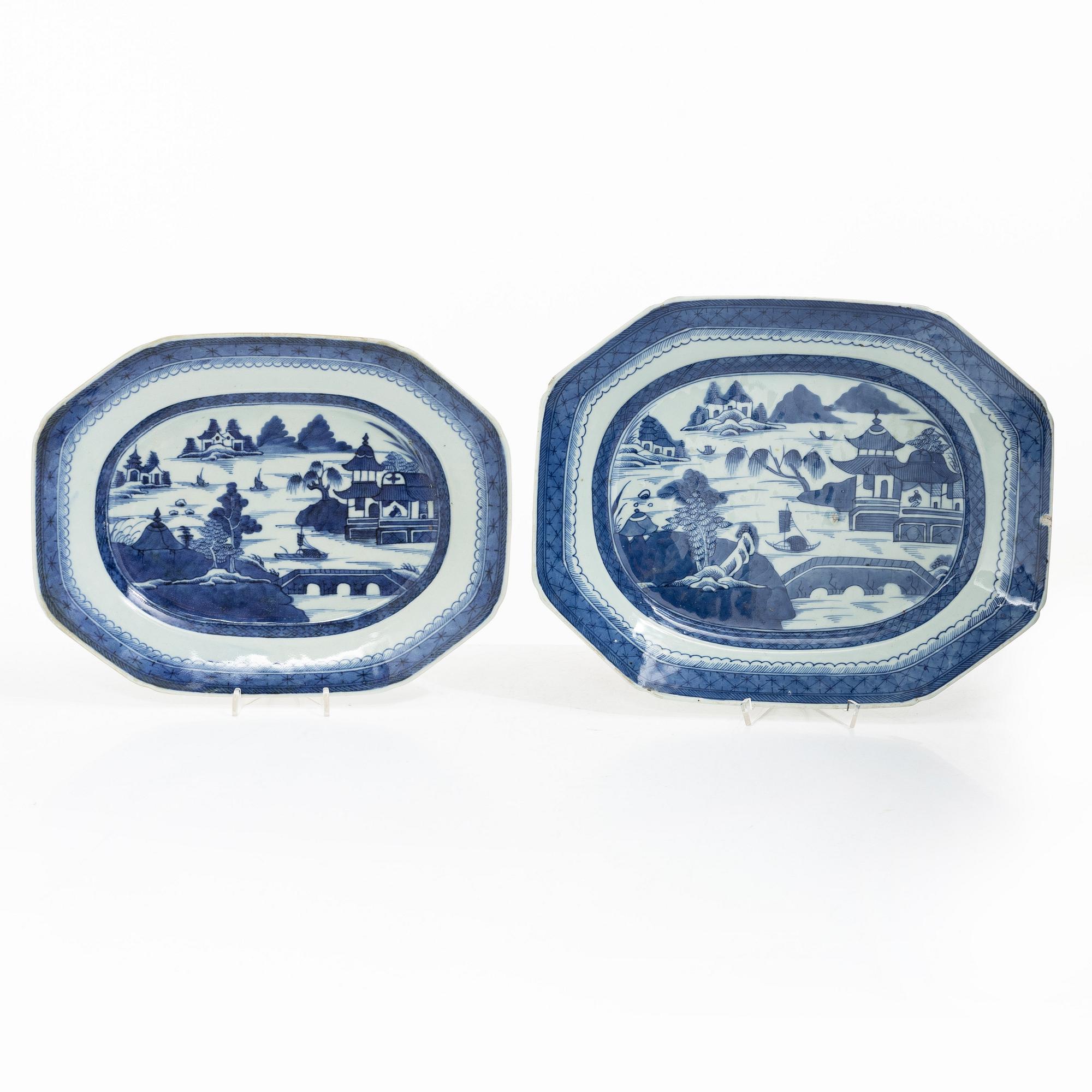 Stekfat, två stycken, porslin. Qingdynastin, 1800-tal.