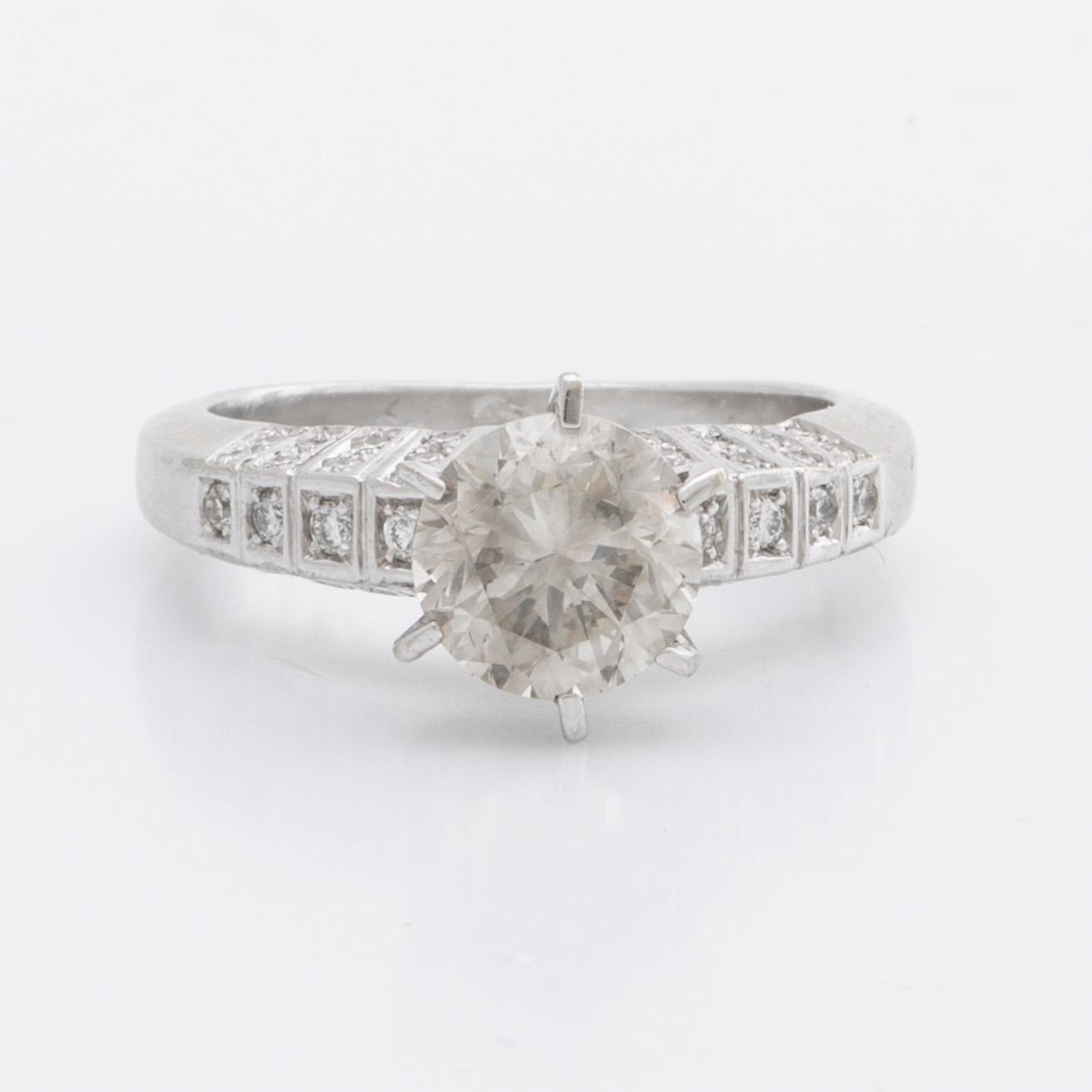 RING 14K vitguld m 1 briljant ca 1,8 ct, ca L-M VS, sidostenar ca 0,25 ct totalt.
