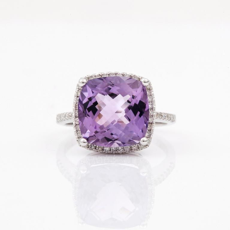 RING, 14K vitguld med ametist 3,85 ct och diamanter tot ca 0,30 ct. Vikt 4 gram.