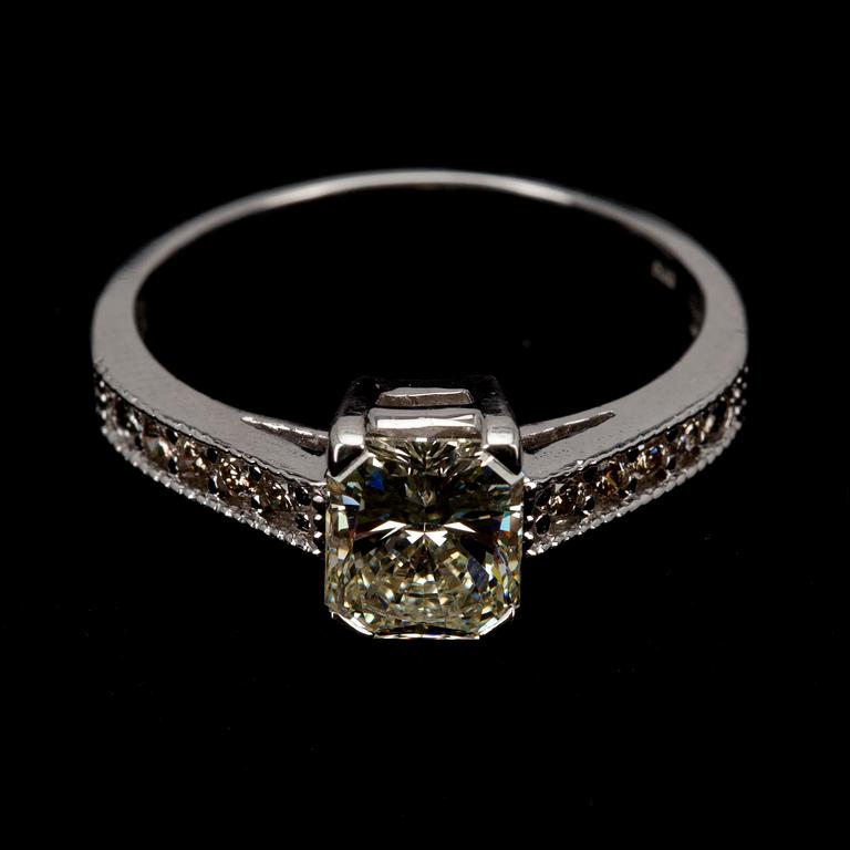 RING, vitguld 14K, mittsten 1,25 ct, sidostenar 10 st. tot. 0,15 ct. Vikt 2,9 g. Intyg.