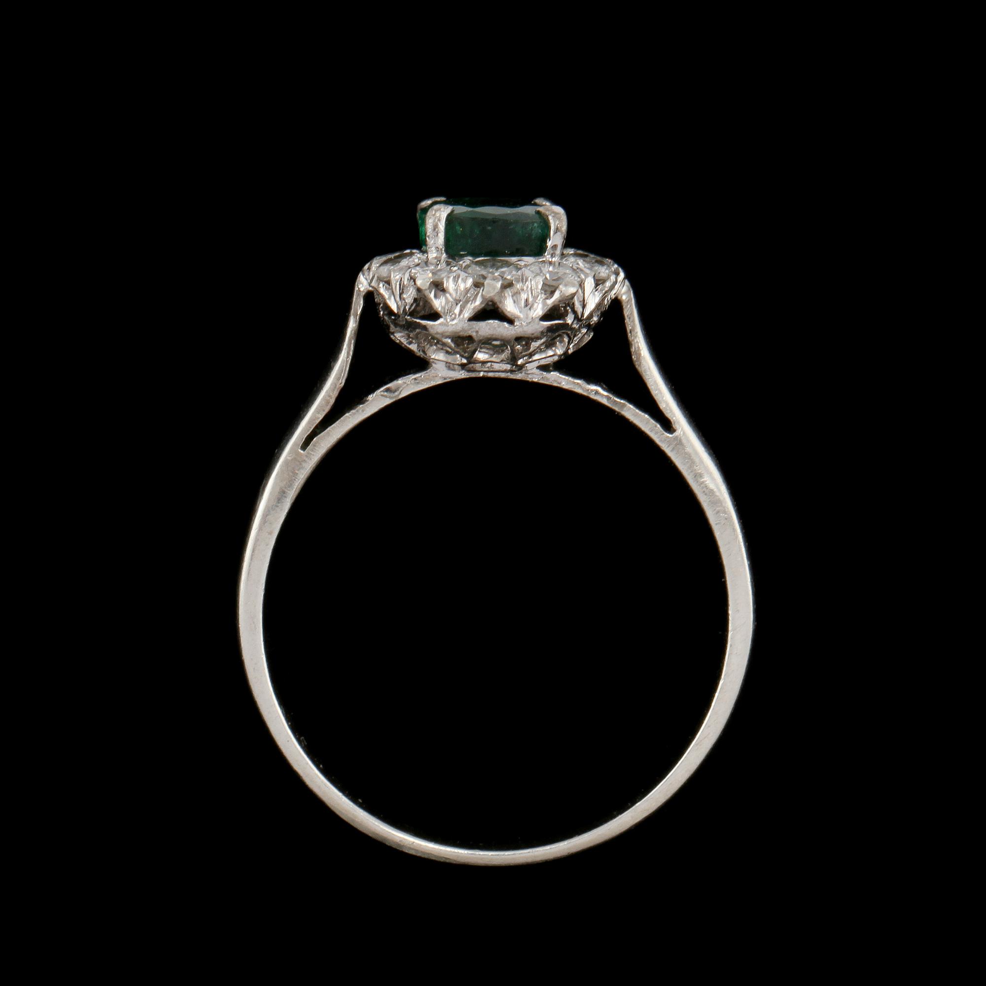 RING, silver med fasettslipad smaragd samt 12 briljantslipade diamanter, tot ca 0.36 ct. Vikt 2 g.
