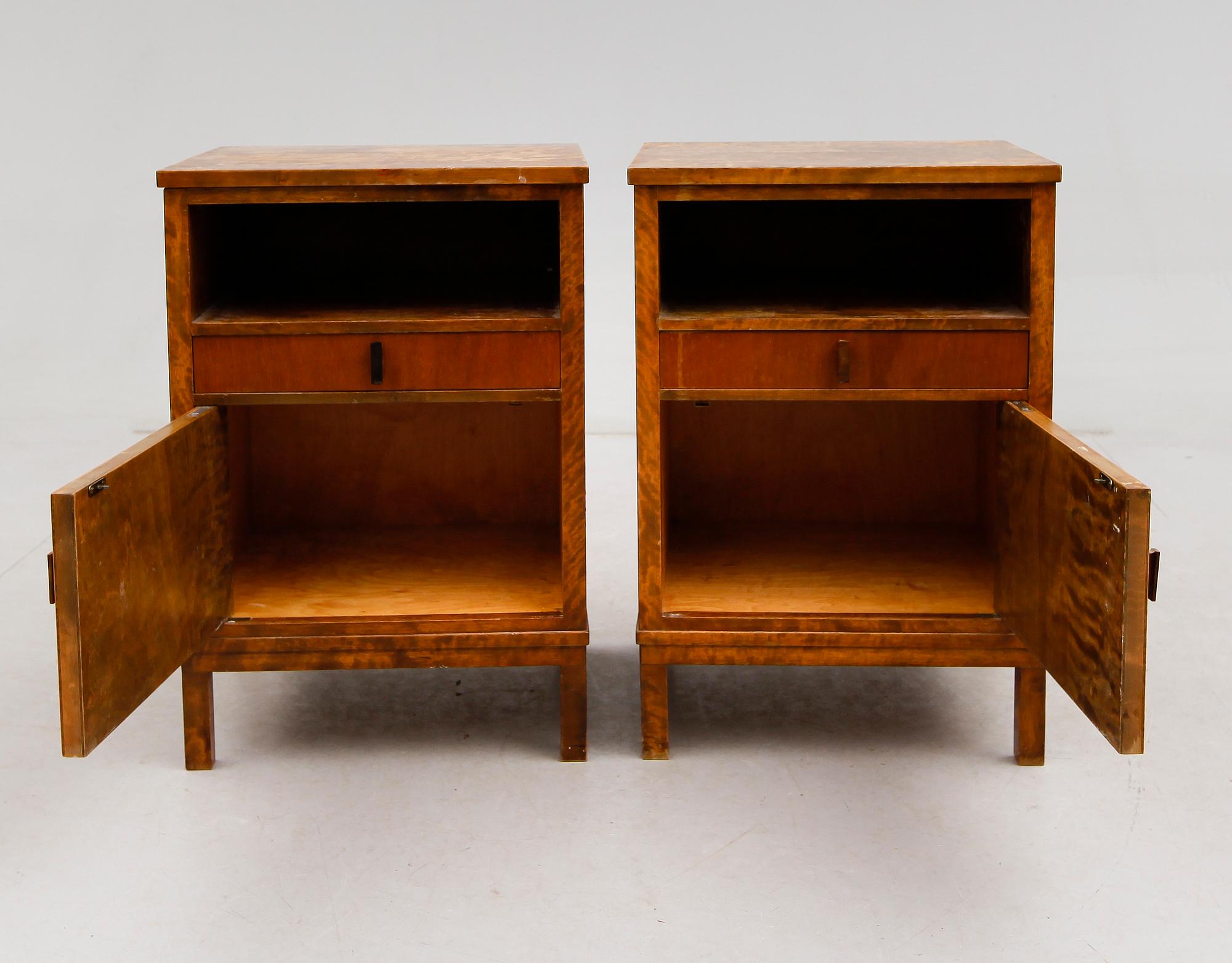 SÄNGBORD, 1 par, 1900-talets första hälft.