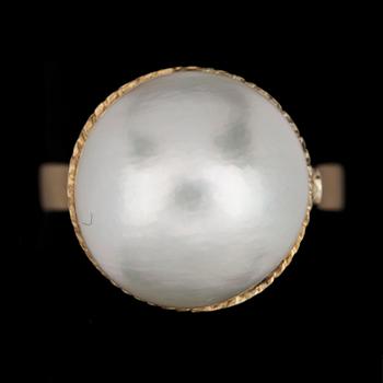 RING, 18k guld med mabepärla. Vikt 6,2g.