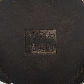Rökelsekar, patinerad brons, märkt, Japan omkring 1900.