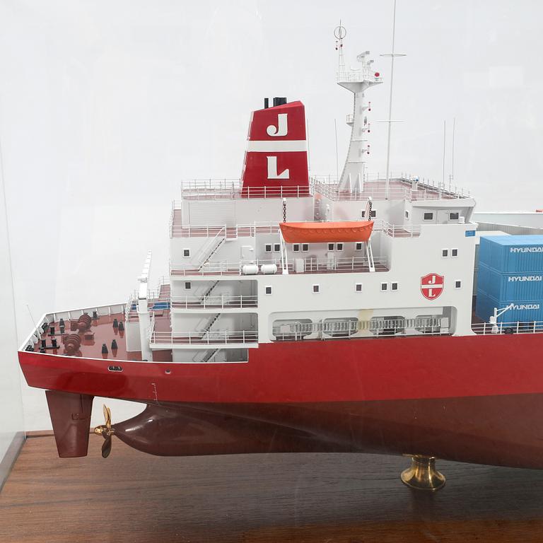 M/S Reefer Jambu, delivered in 1985, shipping company model in display case.