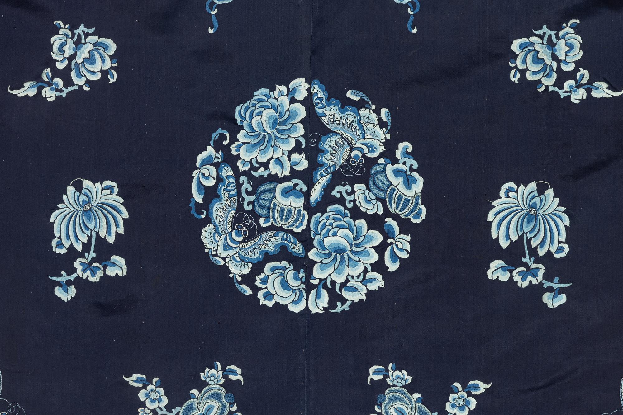 A Chinese silk robe, early 20th century.