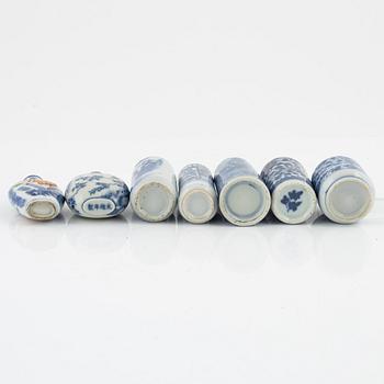 A group of 17 Chinese porcelain objects, China, late Qing/20th Century.