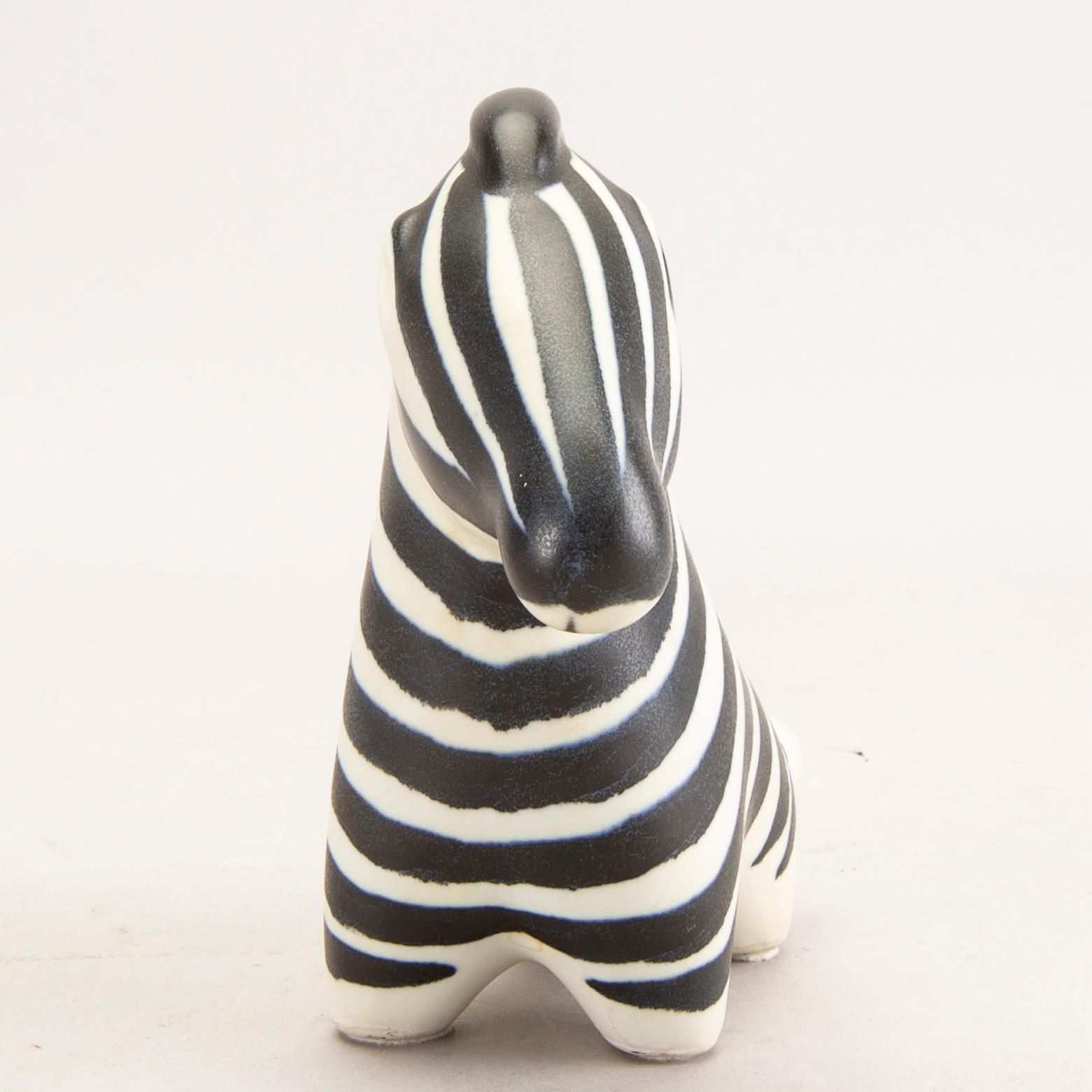 Taisto Kaasinen, Figurin, porslin, Arabia, Finland. Zebra. H 15