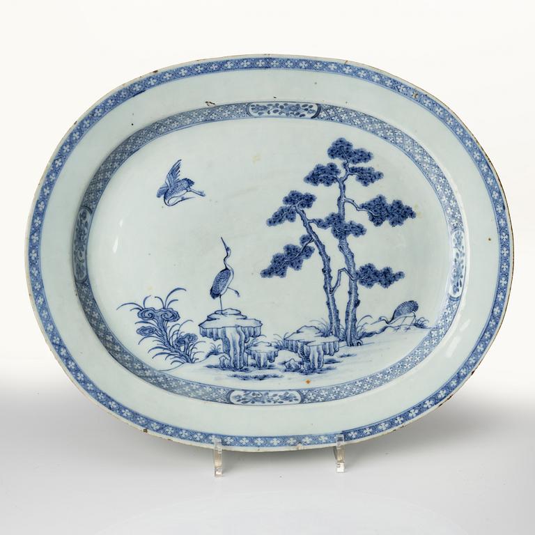 Stekfat, porslin. Qingdynastin, Qianlong (1736-95).