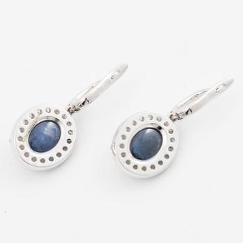 Örhängen 18K vitguld med cabochonslipade safirer och åttkantslipade diamanter.