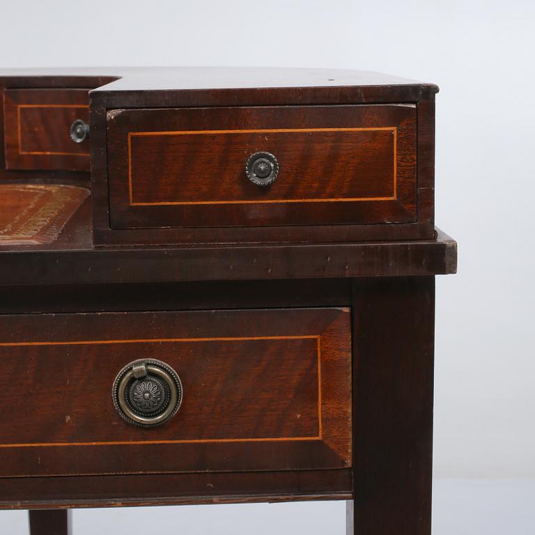 SKRIVBORD, engelsk stil, 1900-talets andra hälft.