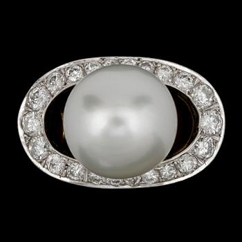 41. A cultured South sea pearl, 12,4 mm, and brilliant cut diamond ring, tot. 1.50 cts.
