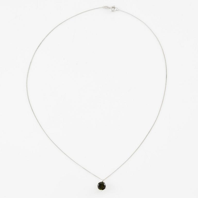 Necklace 14K white gold with green tourmaline.