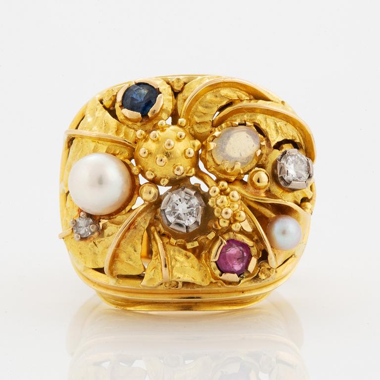 Ring, 18K guld med pärlor, månsten, safir och briljantslipade diamanter.