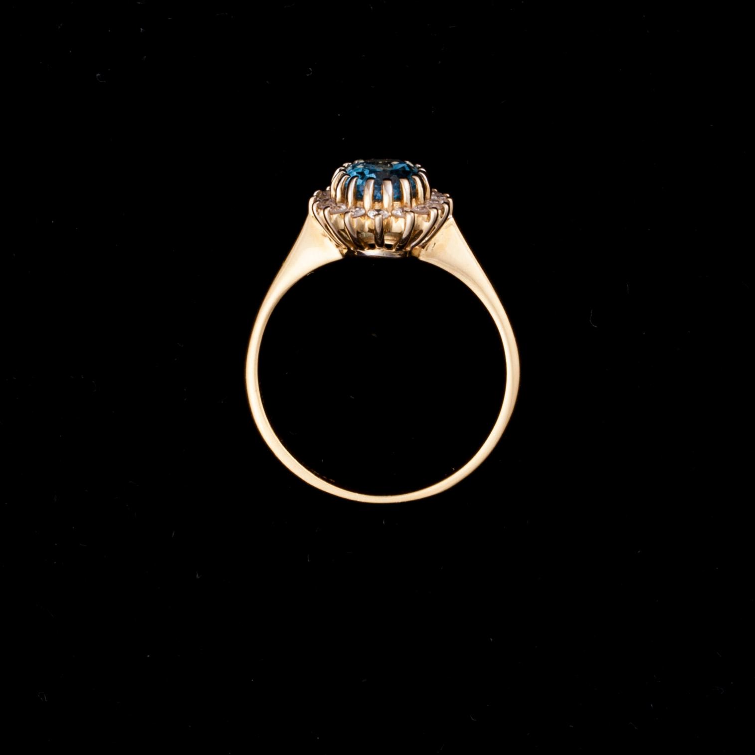 RING, 18K guld, topas, diamanter. Vikt ca 3,4 g.
