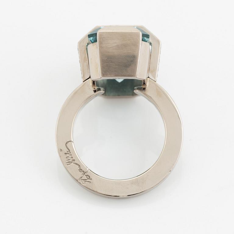 Efva Attling, "bend over ring", cocktailring med akvamarin och briljantslipade diamanter.