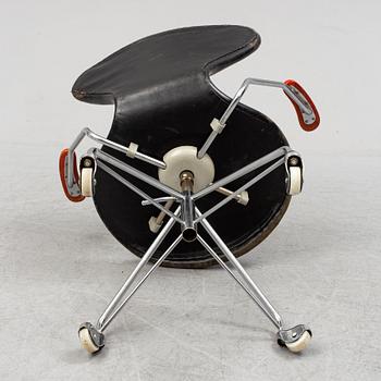 ARNE JACOBSEN, a 'Series 7' swivel chair from Fritz Hansen, Denmark, 1967.