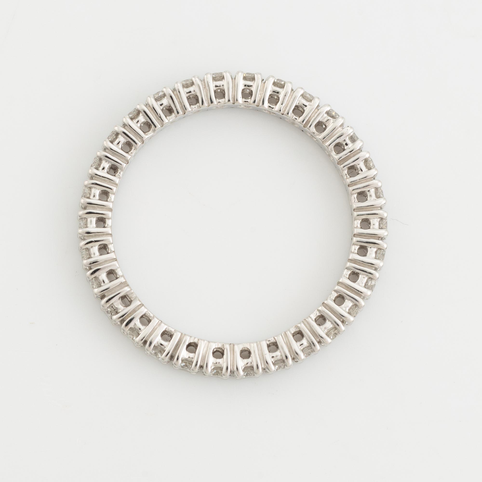 Ring with brilliant-cut diamonds.