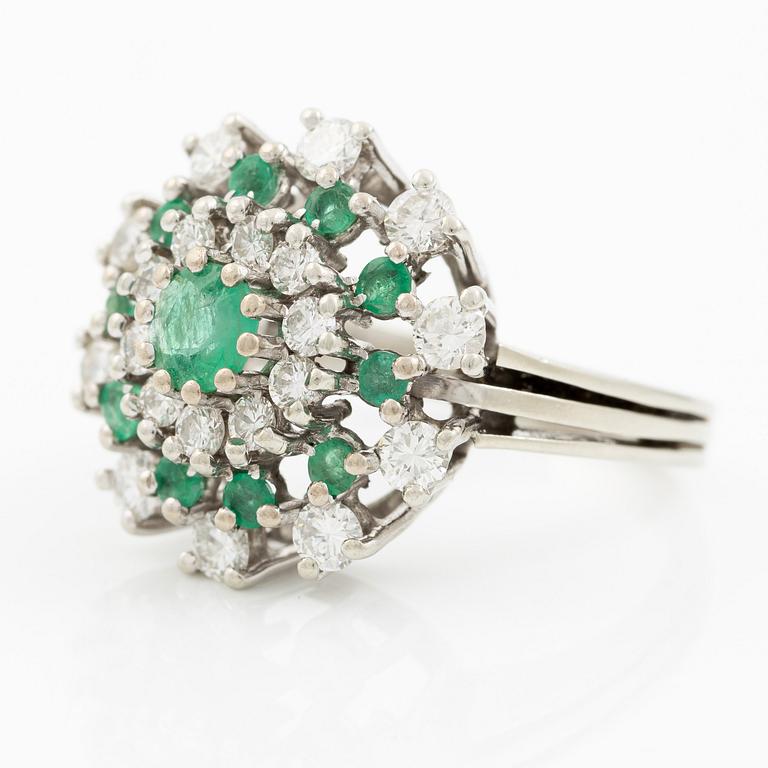 Ring 18K white gold set with brilliant-cut diamonds and emeralds.