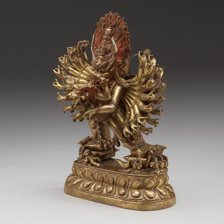 GUDOM, förgylld och bemålad brons. S.k. Trettongudars-Yamantaka med gemål, Tibet/Nepal, 1800-tal.