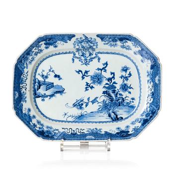 1144. A blue and white armorial serving dish, Qing dynasty, Qianlong (1736-95).