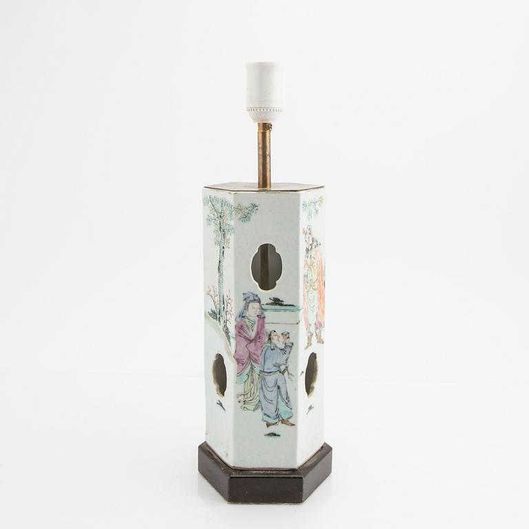 A Chinese porcelain table lamp around 1900.