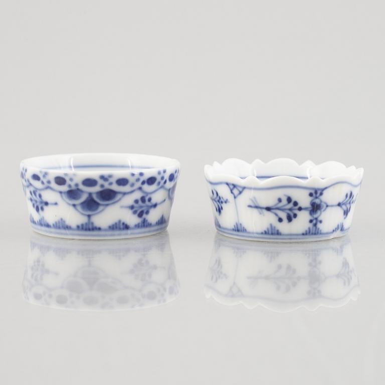 A group of five "Blue fluted" / "Musselmalet riflet" porcelain salt cellars, Royal Copenhagen, 1898-1923 and later.