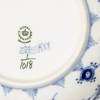 Royal Copenhagen, servisdelar, 6 st, porslin, "Musselmalet", helblonde, Danmark, 1969-1973.