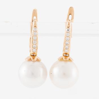 Earrings 18K gold with cultured freshwater pearls and brilliant-cut diamonds.