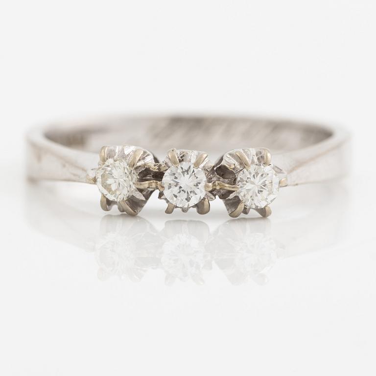 Ring, 18K vitguld med tre briljantslipade diamanter.
