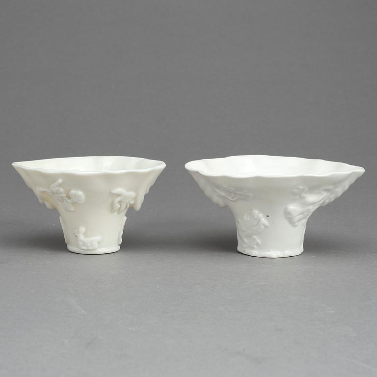 VINOFFERBÄGARE, 2 st, porslin, Kina. Qingdynastin.