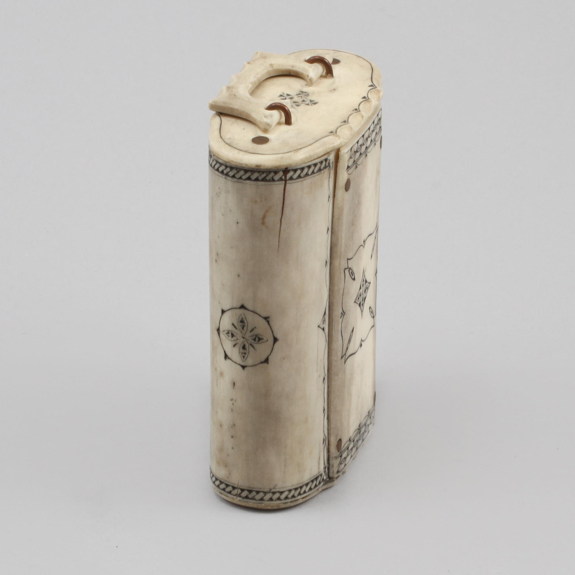 DOSA, ben, Esse Poggats d y, signerad, omkring 1900-talets mitt.