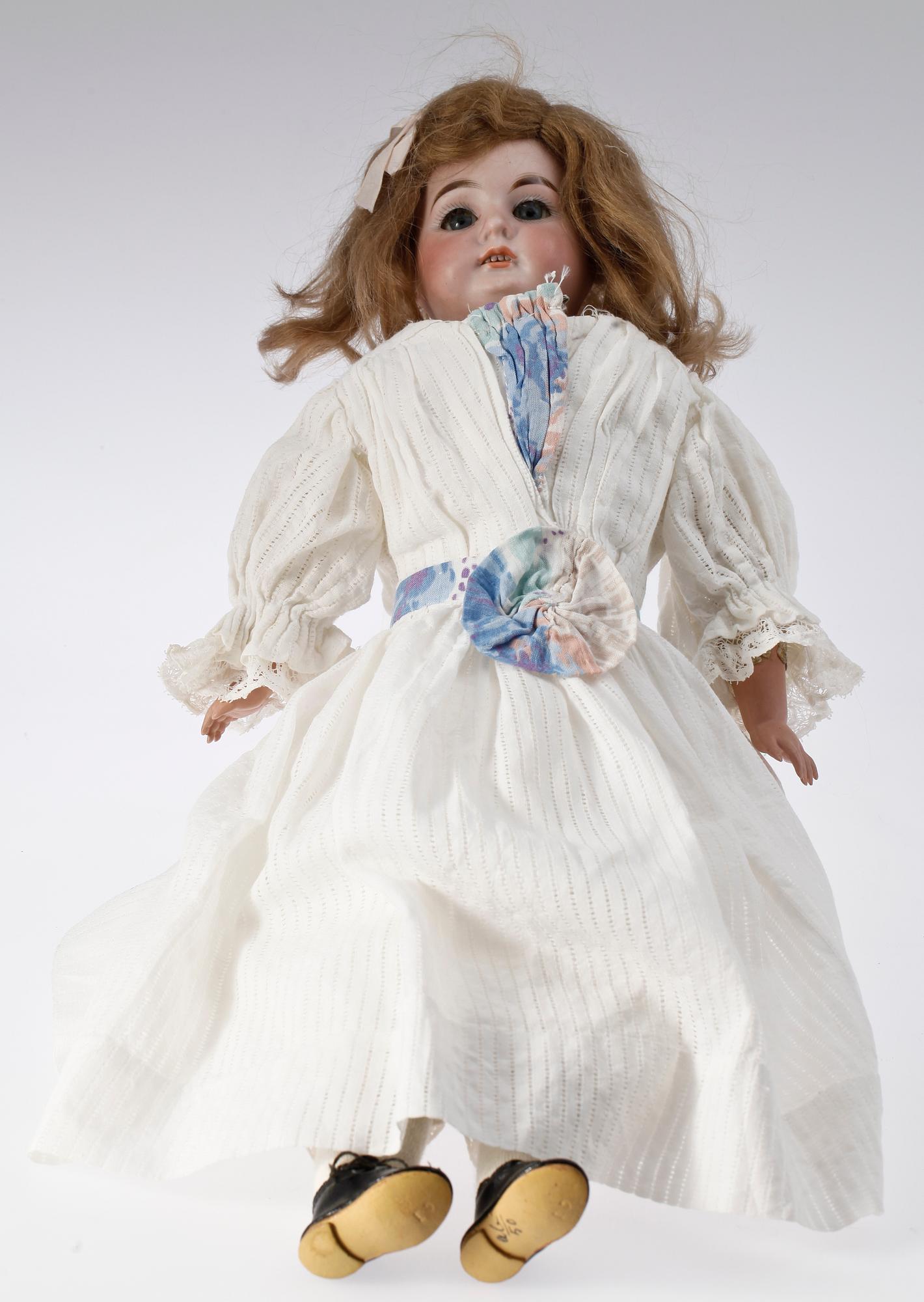 DOCKA, biskviporslin, Armand Marseille modell 3200.