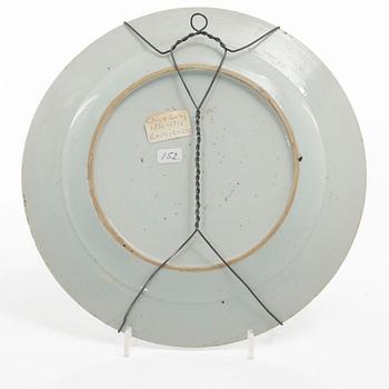 Tallrikar, tre stycken, porslin, Kina, Qingdynastin, Qianlong (1736-95).