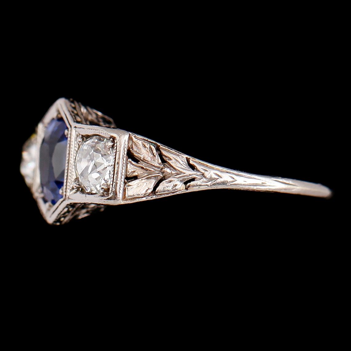 RING, 18 k vitguld, 2 diamanter tot 0.80 ct, safir 1.08 ct., 1900-talets första del.