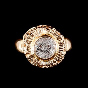 RING, 18 k guld, 1949, med vit sten. Vikt ca 7 gram.