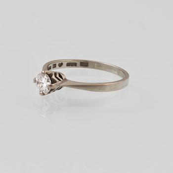 RING, 18K vitguld med briljantslipad diamant 0.34 ct, Gustav Dahlgren & Co, Malmö, 1966. Vikt 2,2 gram.