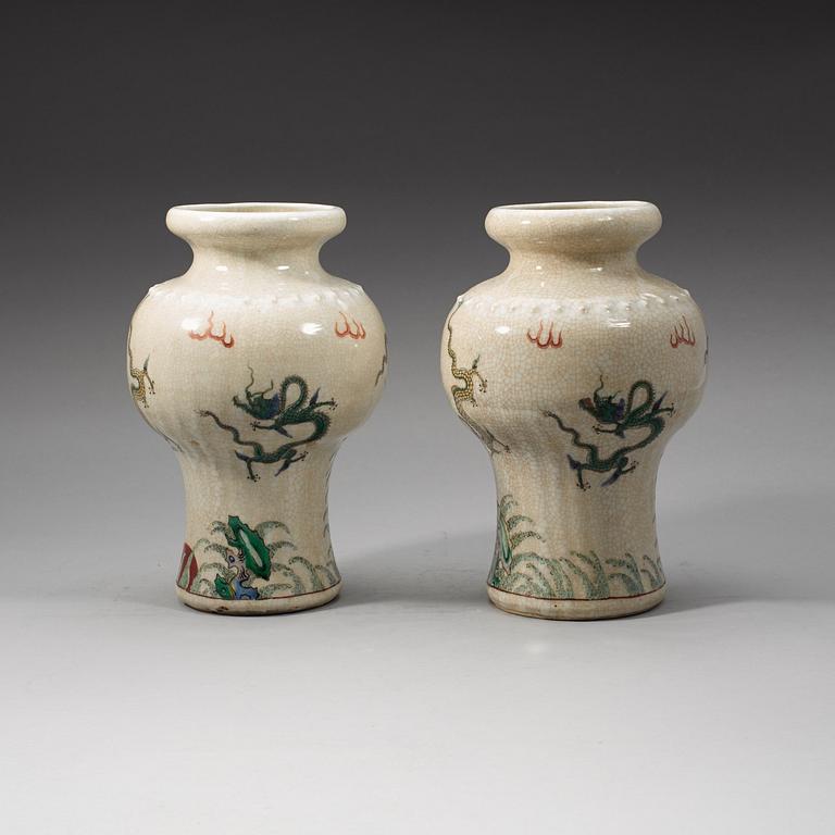 VASER, ett par, keramik. Qingdynastin, 1800-tal.