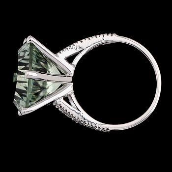 RING, 18K vitguld, briljantslipade diamanter och grön ametist. Vikt ca 10 g.