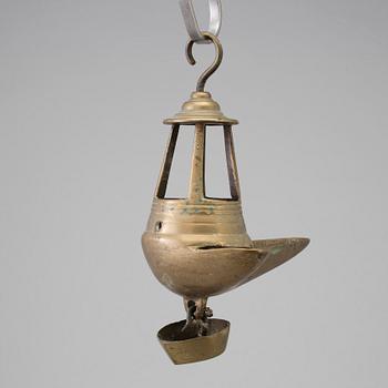 AN 18TH CENTURY BRONZE OIL LAMP.