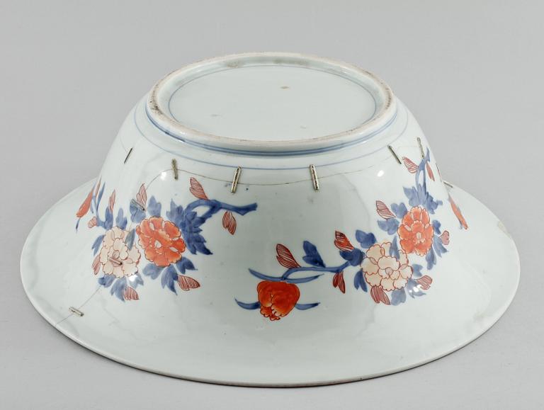 FISKBASSÄNG, porslin, Japan, 1800/1900-tal.