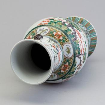 PRAKTVAS, porslin. Kina, Qingdynastin, Guangxu (1874-1908).