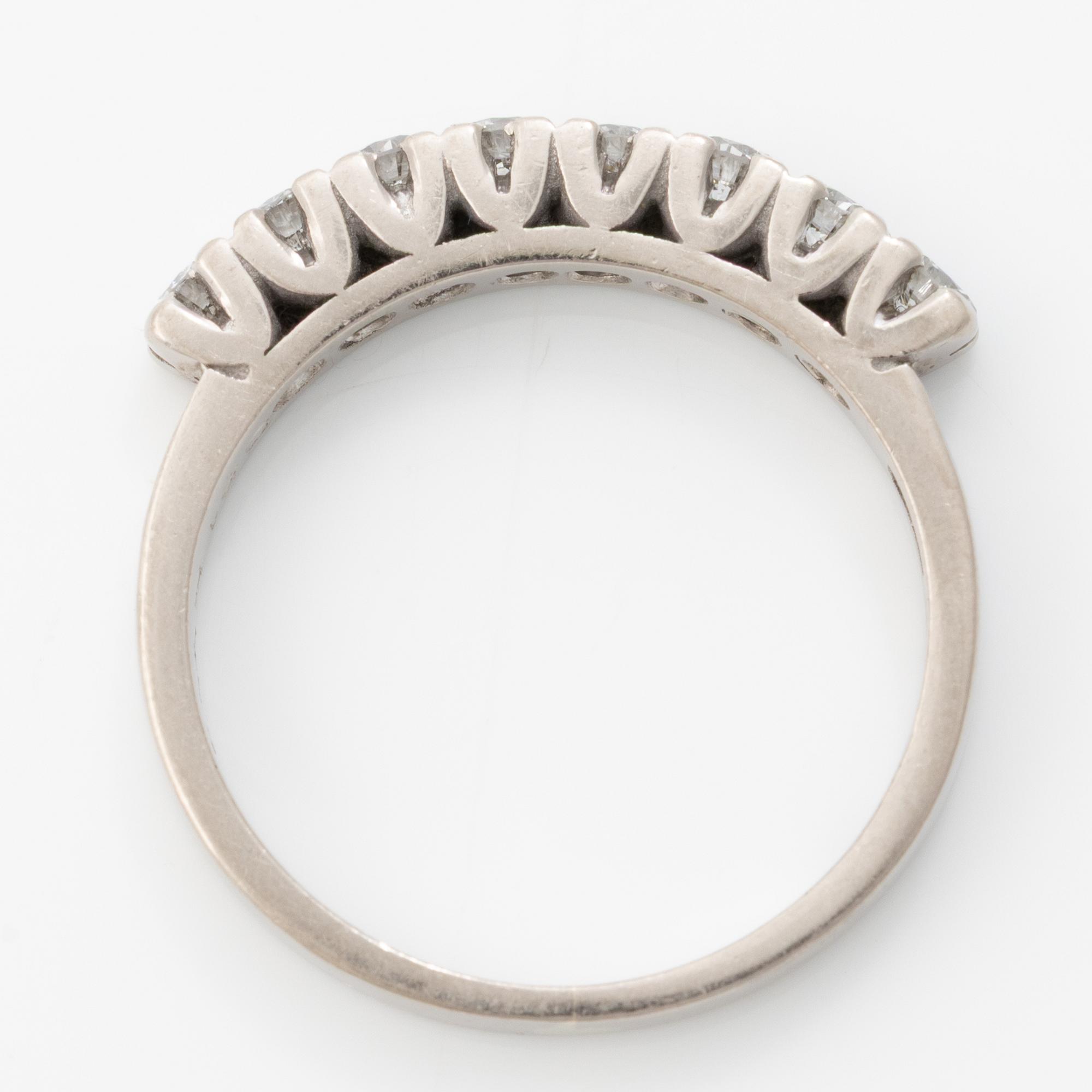 Ring in 18K white gold with brilliant-cut diamonds.