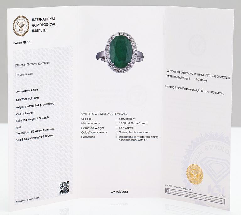 Ring, 14K vitguld, smaragd ca 4.57 ct och diamanter ca 0.38 ct tot. IGI-certifikat.