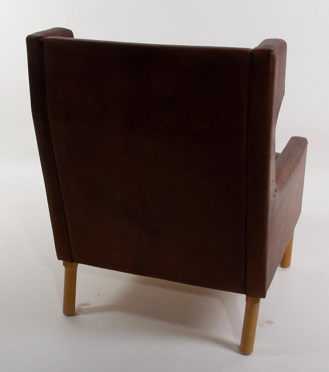 ÖRONLAPPSFÅTÖLJ med PALL, Fritz Hansen, Danmark.