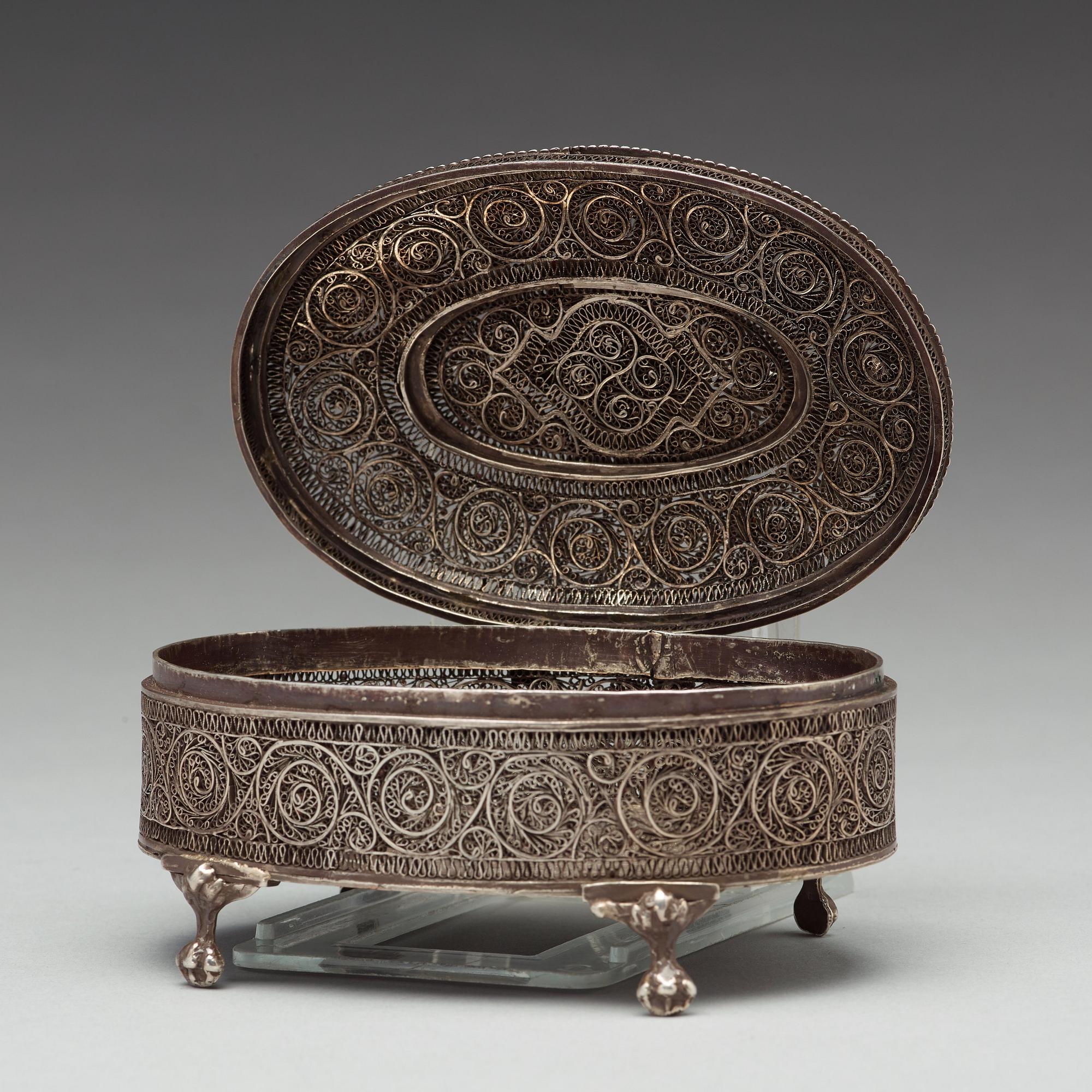Filigranskrin på fötter, silver, Icke identifierad mästarstämpel, Moskva 1889.