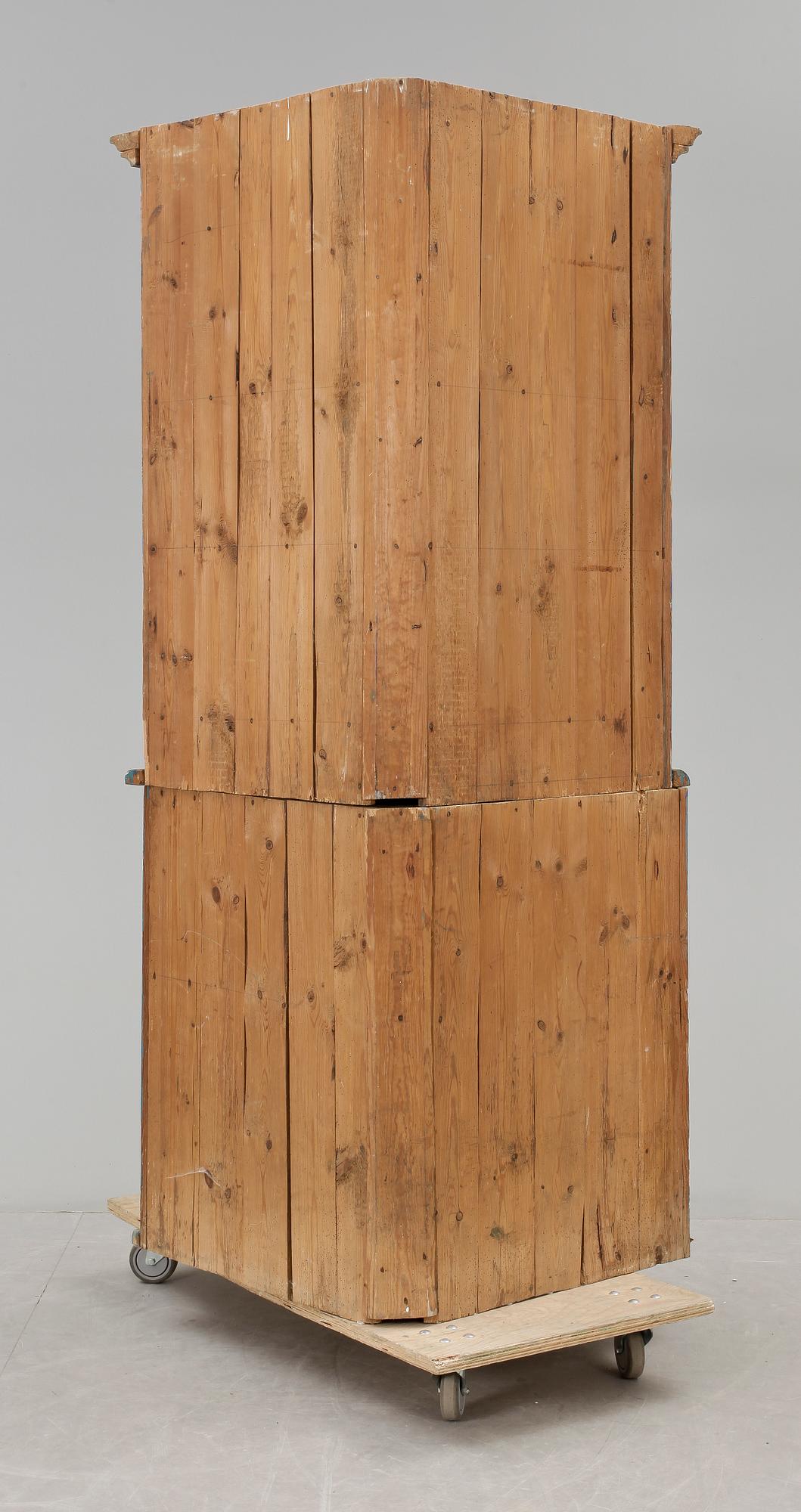 HÖRNSKÅP, allmoge, 1800-talets första hälft.
